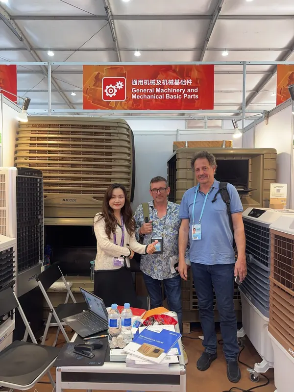 Customers visiting JHCOOL booth