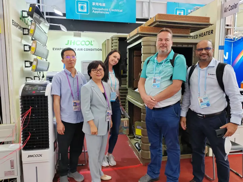 Customers visiting JHCOOL booth