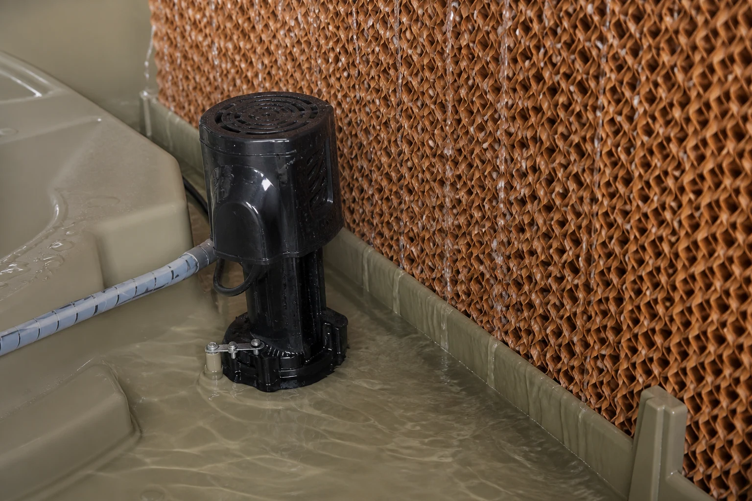 Automatic water, protected pump